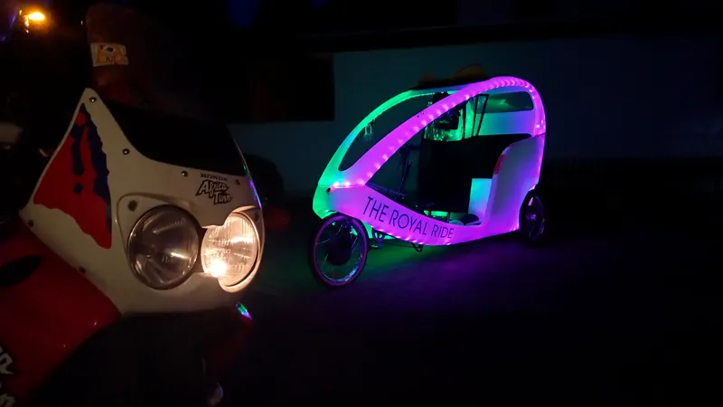 Beleuchtete Rikscha in der Nacht